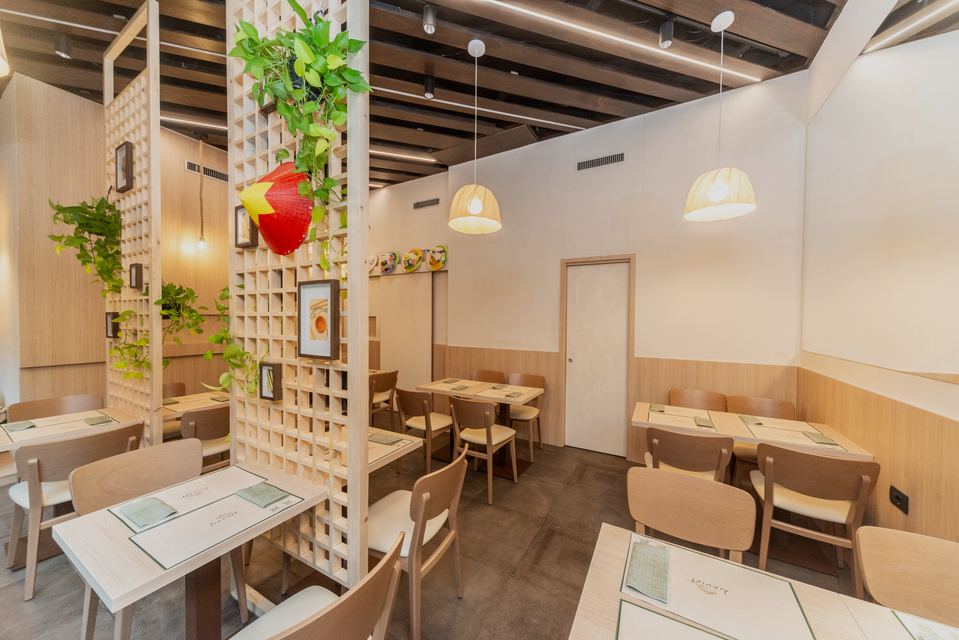 Sala luminosa con grigliato e bandierina vietnamita